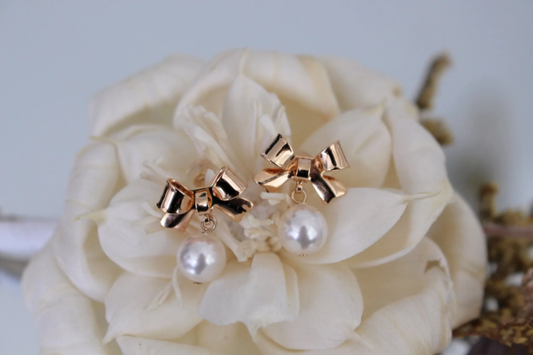 Vivienne S925 Silver Earrings w. Golden Bow & Pearl | Vintage Inspired